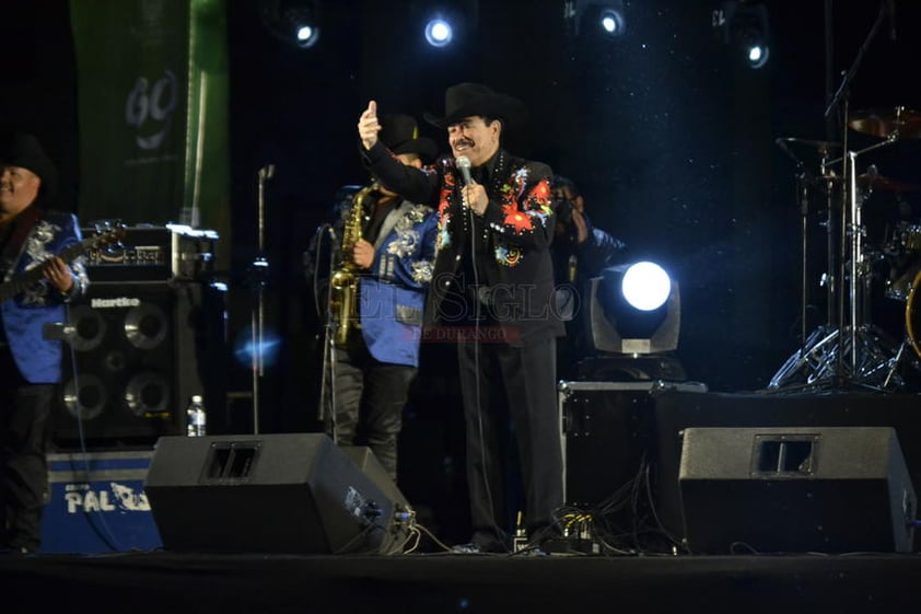 Una infaltable en sus presentaciones: ‘Abrazado de un poste’, cantada a todo pulmón por los asistentes que continuaron bailando y ovacionando al lado del oriundo del municipio de Cuencamé.