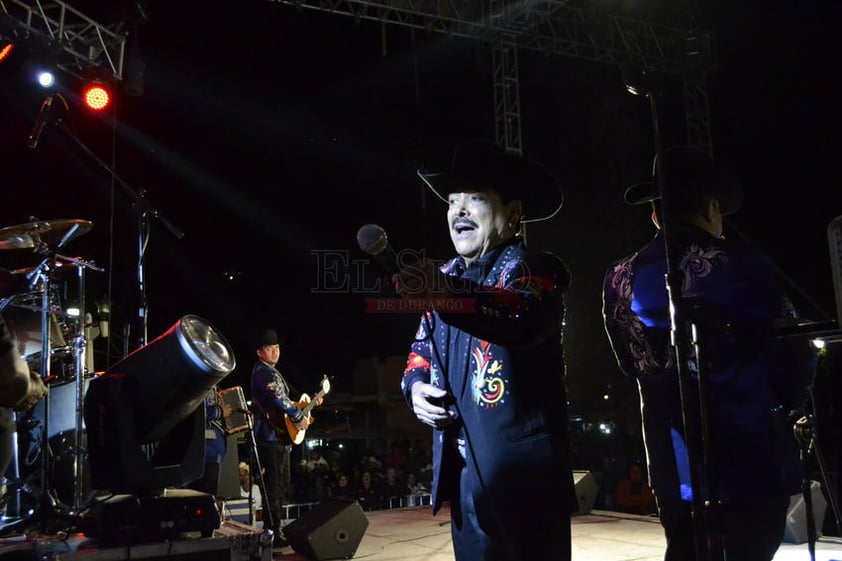 ¿Ya se cansaron? ¿No? Entonces vamos a cantar otra”, dijo Lorenzo para regresar a un ambiente de fiesta con ‘Solitario y solterón’.