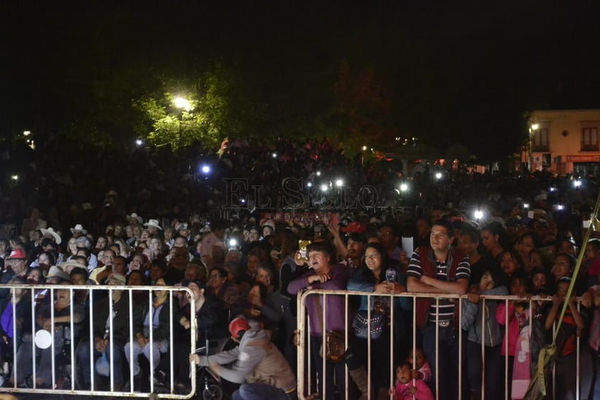 La gente no perdió oportunidad para tomarle fotografías con sus celulares.