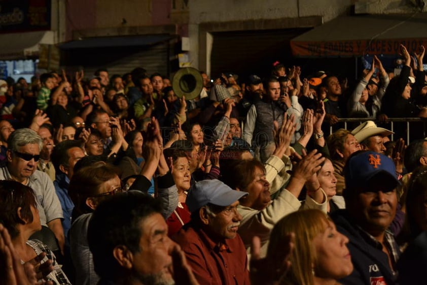 Miles de duranguenses se congregaron en la Plazuela Baca Ortiz para disfrutar de los temas del cantante.