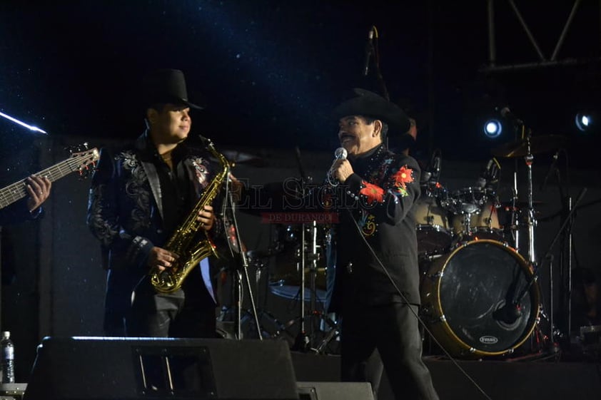 Sin ninguna pausa, ‘el hijo pródigo de Durango’, continuó con ‘Que bonita chaparrita’ y una versión extendida de la canción popular ‘De esta sierra a otra sierra’.