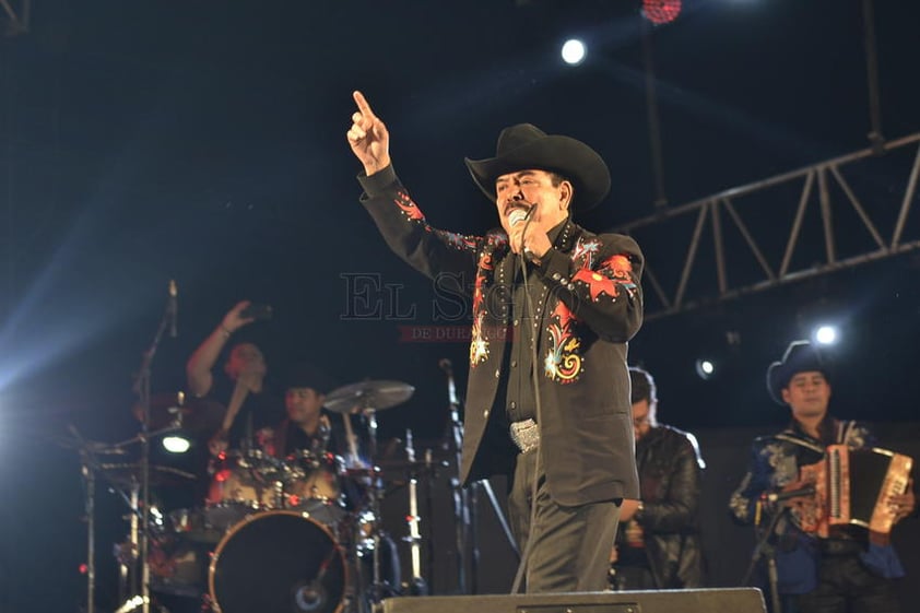 Anoche, cerca de las 20:00 horas, el cantante duranguense arrancó el concierto con uno de sus temas más conocidos, ‘El ausente’.