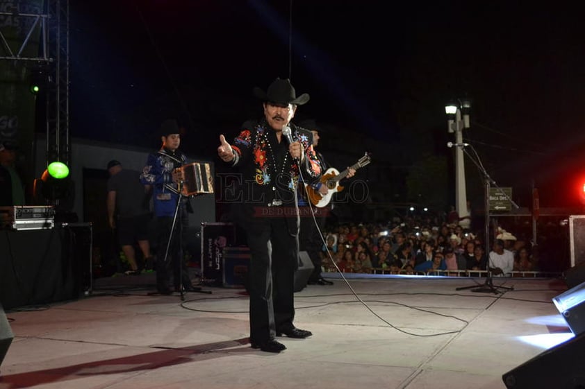 El 'hijo pródigo de Durango' ofreció un concierto en la capital.