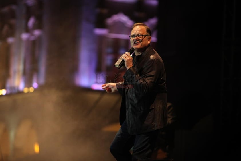 Marcos detuvo la plática para dejar que un video preparado para la ocasión explicara mejor su experiencia y tras varios minutos subió al escenario para cantar ‘Sigues siendo Dios’ y así dar paso a la última parte del espectáculo.