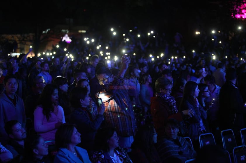 Apoyados con teléfonos celulares, el público creó una atmósfera especial al escuchar el tema ‘Enciende una luz’, que se desprende del álbum del mismo nombre, publicado en 1999.