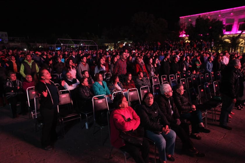 Por casi dos horas, el cantautor, ganador de cinco premios Latin Grammy y dos Premios Billboard, ofreció un recorrido musical que abarcó desde sus primeros éxitos hasta los más recientes.