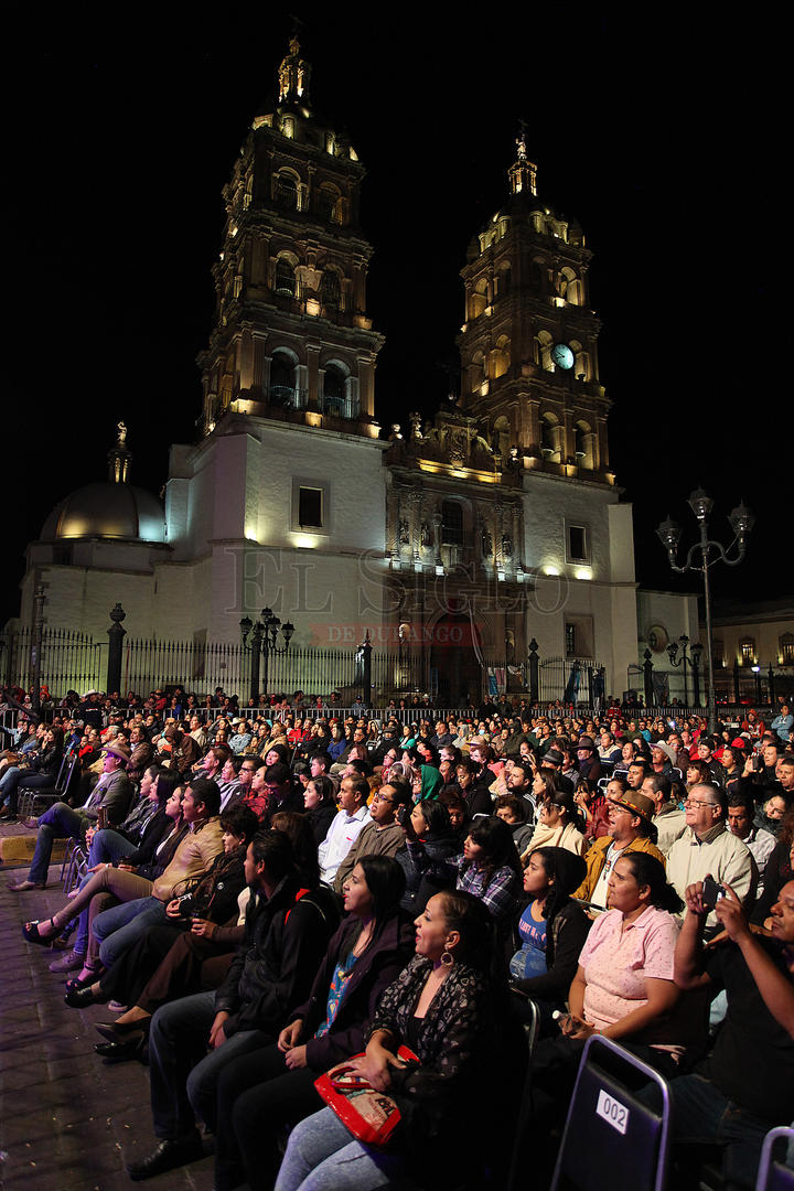 “Mientras ustedes no dejen de aplaudir, no dejamos de cantar”, expresaron al público y lo cumplieron.