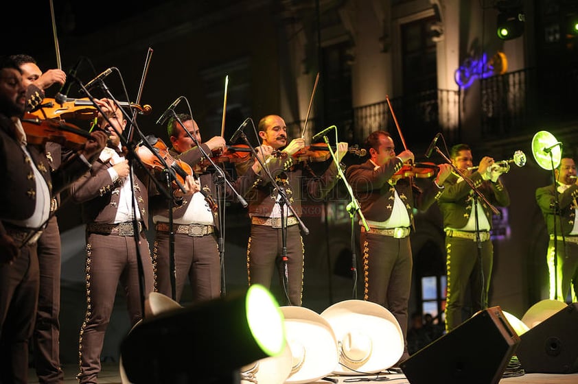 Los doce integrantes se impusieron en el escenario con elegantes trajes de mariachi en tono café y ligeros detalles dorados mientras interpretaban “A pierna suelta”, canción popularizada por Pepe Aguilar.