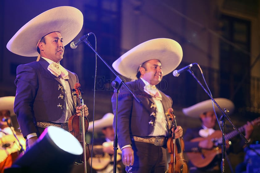 Arrancó cerca de las 20:30 horas con ‘El son de la vaquilla’, seguido de ‘Viva Veracruz’ y ‘Cuando vivas conmigo’.