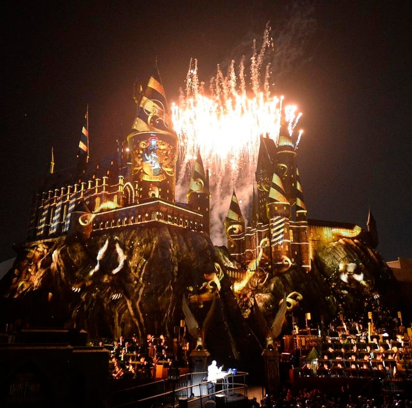 En medio de fuegos artificiales y efectos de imágenes proyectadas en el castillo de Hogwarts, se inauguró la nueva atracción en los Estudios Universal de Hollywood basada en "Harry Potter".