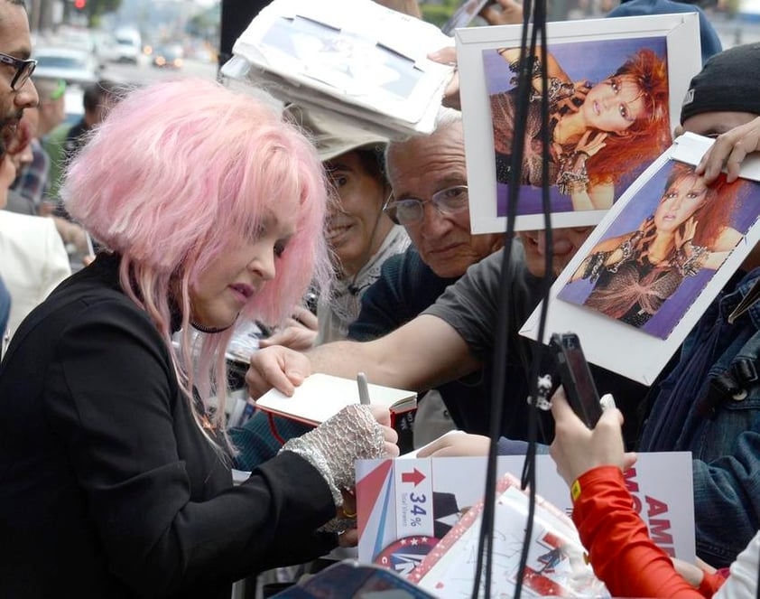 Cyndi Lauper se tomó el tiempo de firmar autógrafos y tomarse fotos con sus fanáticos que la arroparon en el evento.