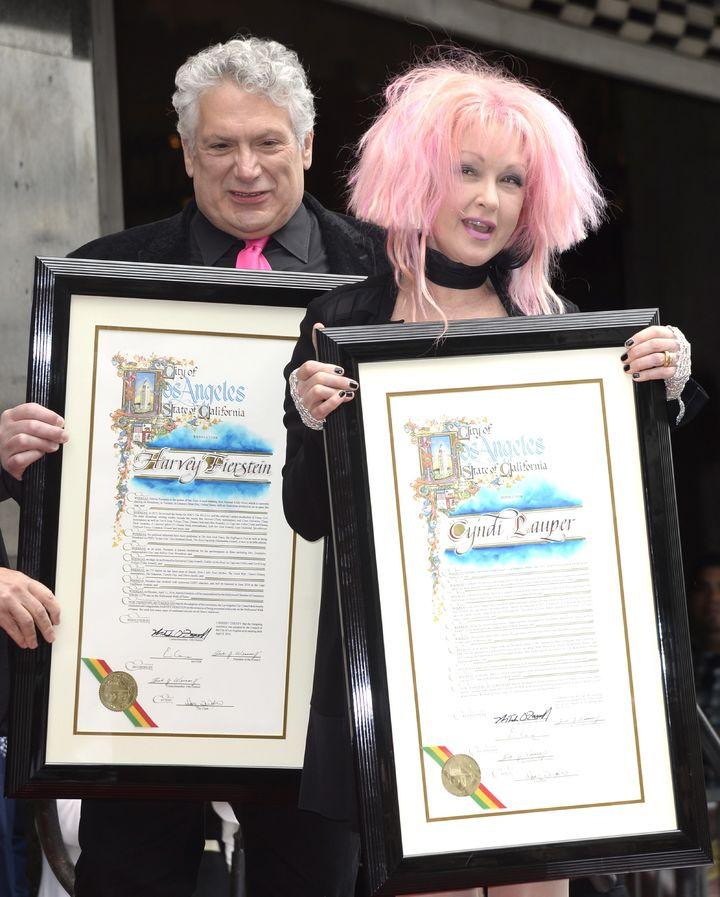 Lauper recibió este reconocimiento en una ceremonia conjunta en la que también fue homenajeado con una estrella Harvey Fierstein, coautor junto a la cantante del musical Kinky Boots.