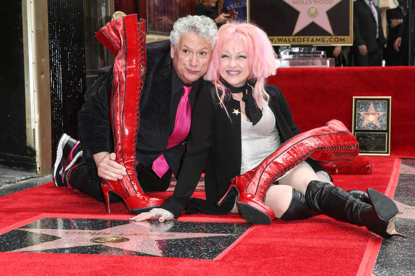 Cyndi Lauper develó su estrella en el Paseo de la Fama de Hollywood en Los Ángeles.