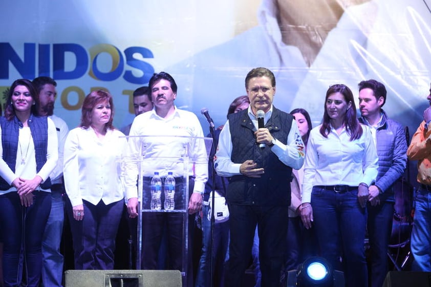 En los primeros minutos de este miércoles inició su campaña el candidato a la alcaldía de Durango por los partidos Acción Nacional (PAN) y de la Revolución Democrática (PRD), José Ramón Enríquez Herrera, en la cercanía de uno de los lugares más emblemáticos de la capital: el Cerro de Mercado.