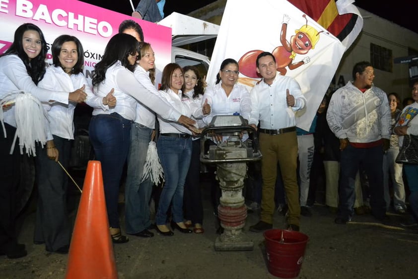 En el lugar seleccionado para el acto partidista, se encontraba un ancho y profundo bache, que sirvió para poner en marcha una campaña intensiva de bacheo, la cual irá aparejada con las acciones de proselitismo de los candidatos petistas.