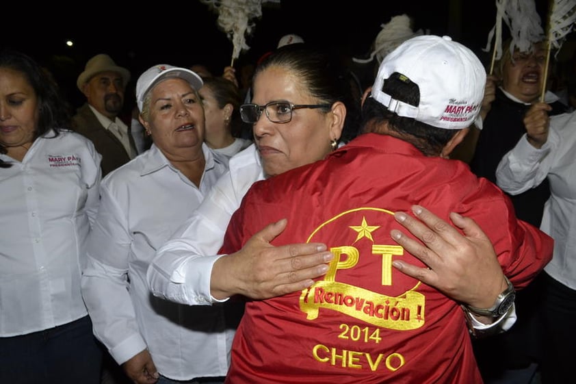 "Juntos vamos a escribir una nueva historia, pues la hora del cambio verdadero para Durango ha llegado", manifestó ante los simpatizante que la acompañaron.