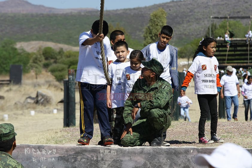 fin de hacer más atractivas las dinámicas para los niños, se ofreció pintura de camuflaje como la que usan las militares y se les enseñó a hacer algunos ejercicios.