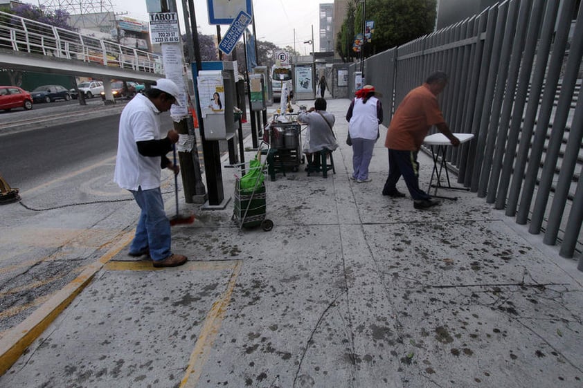 Las calles se tiñeron de blanco por la ceniza.