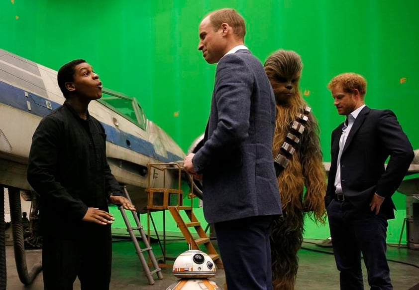 Daisy Ridley y John Boyega discuten en el escenario.