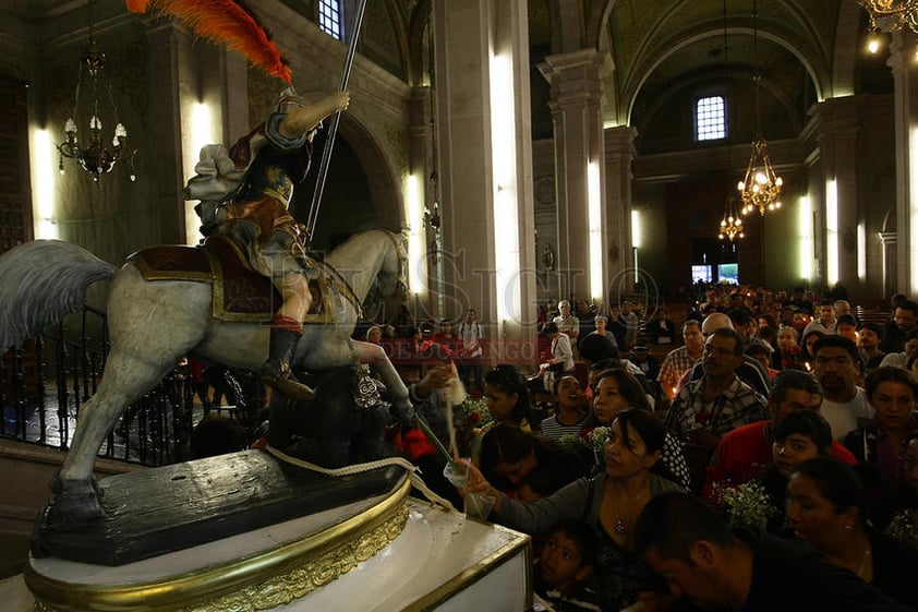 Se cuenta que San Jorge fue un caballero de la edad media que consiguió vencer un dragón, por lo tanto sería capaz de proteger a los demás de cualquier otro animal peligroso.