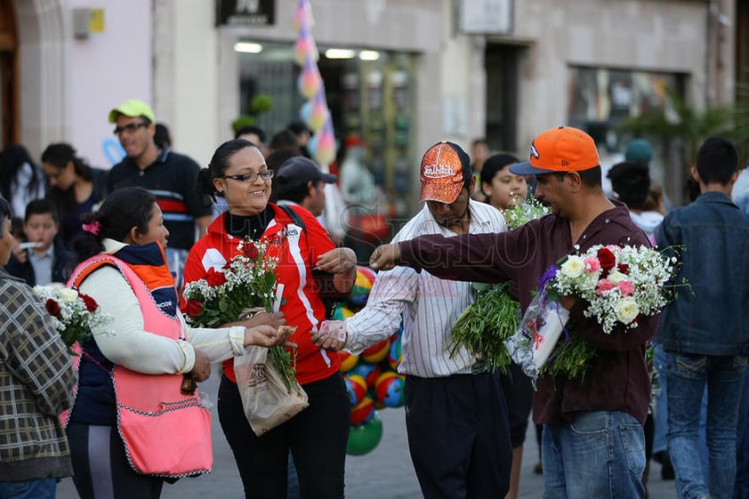 "San Jorge Bendito amarra tus animalitos con un cordoncito bendito para que no nos piquen ni a mí ni a mis hermanitos", es la frase que acompaña a la tradición de llevar ante el patrono un ramito de flores, velas, artículos o cualquier otra ofrenda para bendecir y conseguir la protección en esta temporada de calor.