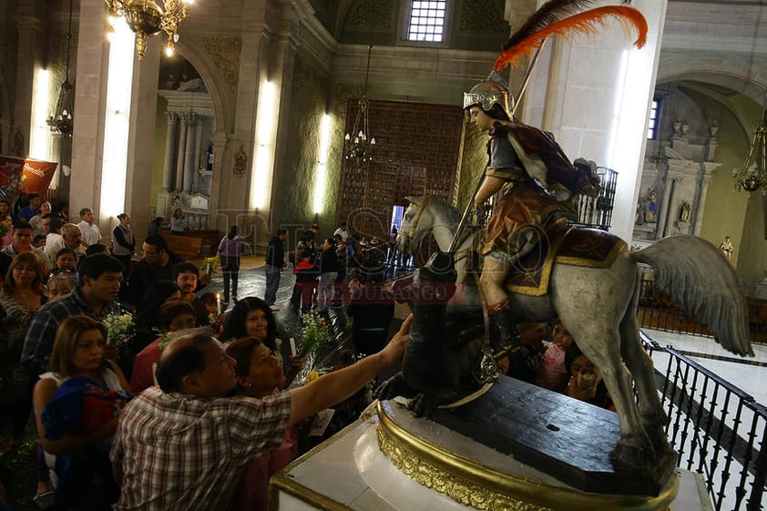 Año con año, cada 23 de abril, miles de fieles devotos se dan cita en la Catedral de Durango para encomendarse ante la escultura de un joven montado sobre un caballo y debajo de un dragón, su nombre es San Jorge, el patrono que los protege de las picaduras de los animales ponzoños.