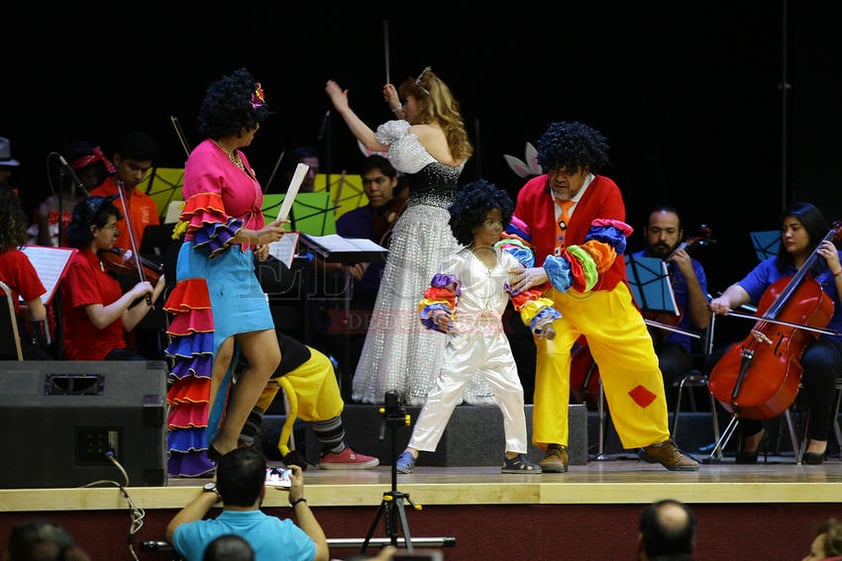 Al compás de la música, divertidos personajes aparecieron sobre el escenario.