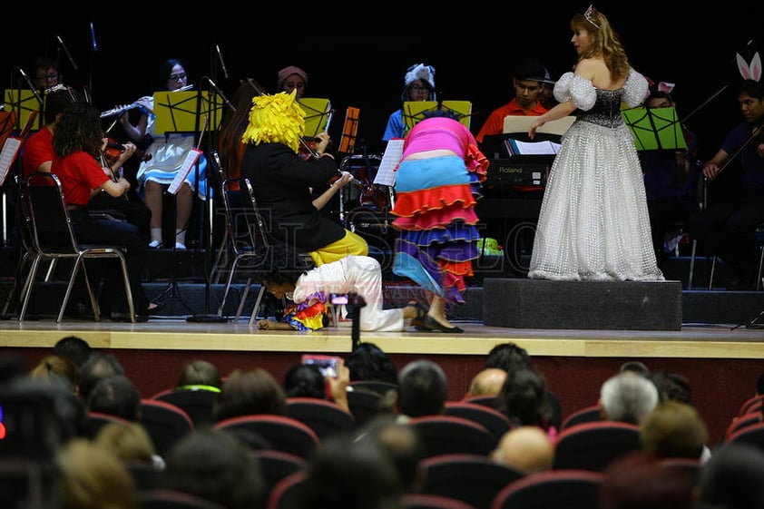 Pequeños y grandes revivieron los grandes clásicos del 'grillito cantor'.