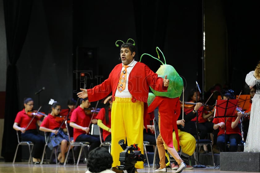 El festejo se realizó ayer en el Auditorio del Pueblo y fue un regalo de la Orquesta Sinfónica Cesaretti, bajo la dirección artística y musical de la maestra Clementina Cesaretti.