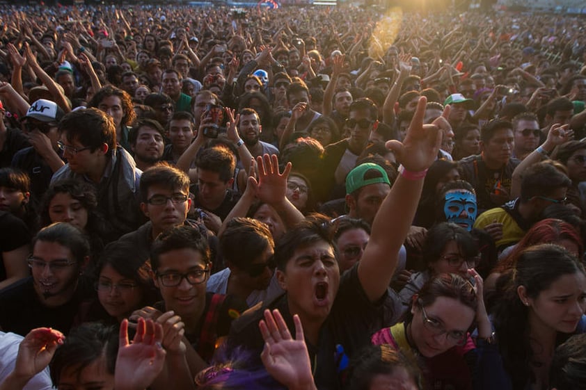 Cerca de 70 mil personas, menos que las del primer día, se dieron cita para cantar en la segunda jornada.