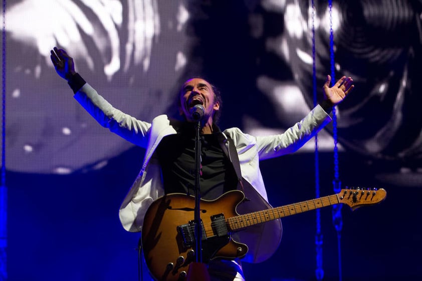 "Como están todos ustedes, hay muchos niños. Gracias a todos por estar aquí. Que buena fiesta, es un verdadero placer estar aquí y celebrar los 20 años del 'Avalancha' y como dicen en la secundaria 'nunca cambies' pero mas bien no deberíamos de dejar de cambiar", expresó Rubén Albarrán, líder de la agrupación.