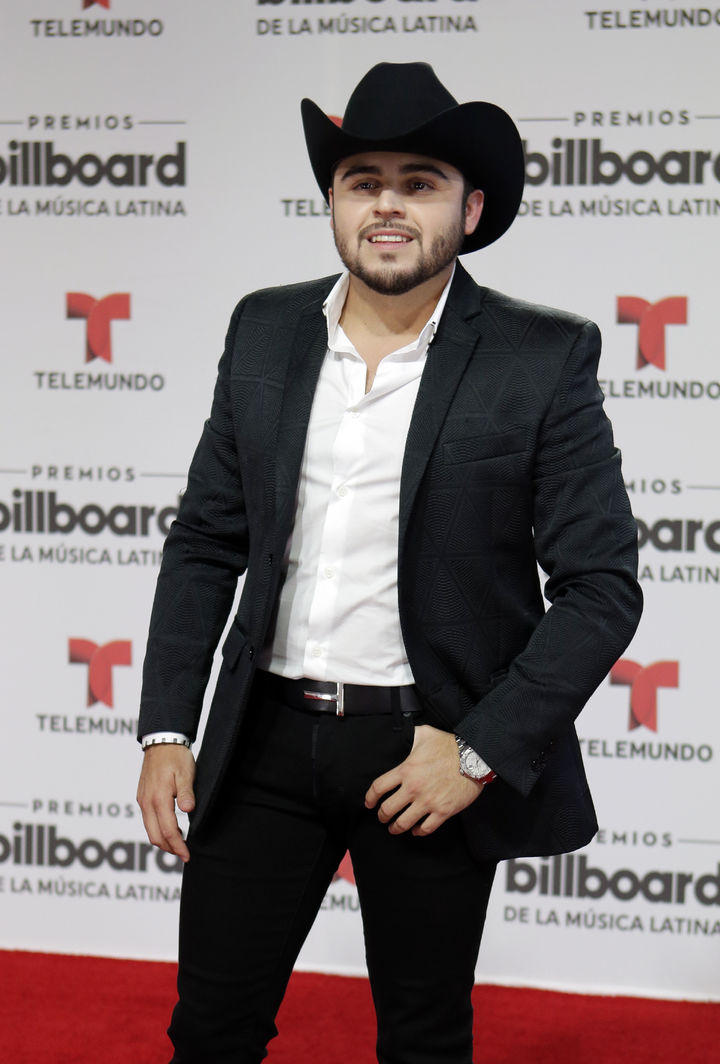 Gerardo Ortiz estuvo envuelto en polémicas por su video Fuiste mía, pero acudió sonriente a la premiación.