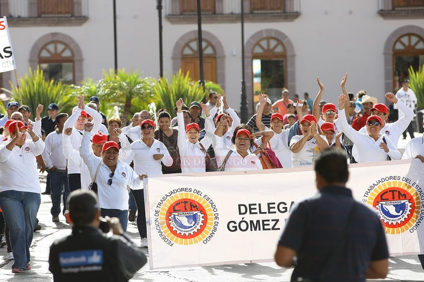 Con lonas de repudio a las reformas del presidente Enrique Peña Nieto, particularmente contra las reformas en telecomunicaciones y educativa, caminaron gritando consignas ya tradicionales como "el pueblo unido, jamás será vencido".