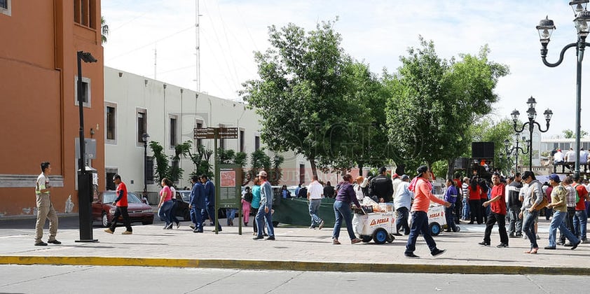 Se acomodaron en lugares previamente asignados en la plancha de la plaza, donde se llevó a cabo un acto protocolario que encabezaron autoridades laborales y el líder de la CTM, José Ramírez Gamero.