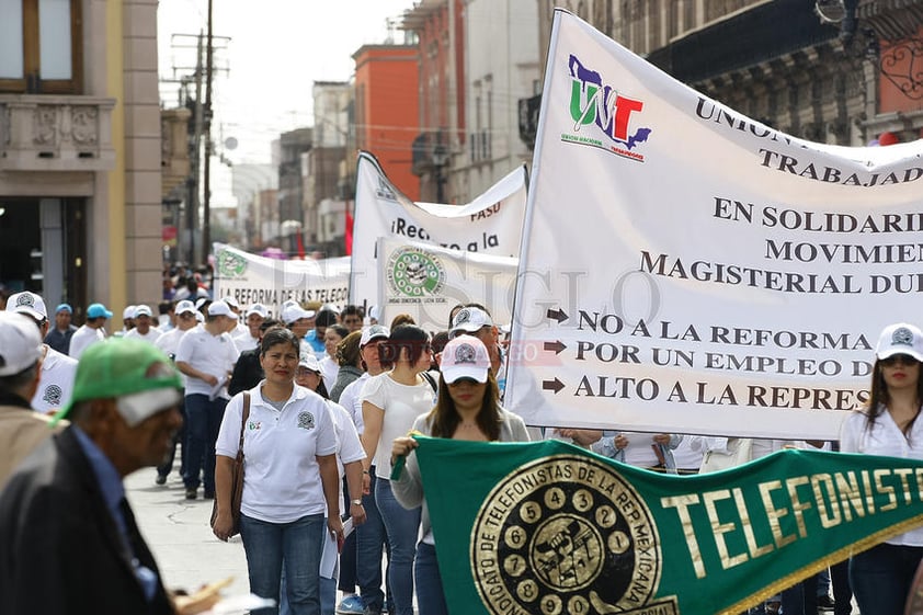 Hicieron honores a la bandera y después escucharon el mensaje que dio a nombre de los obreros el regidor José Luis Cisneros.