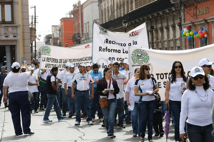 Llevaron lonas de reconocimiento al Ejecutivo estatal y una que otra de exigencia de mejores salarios.