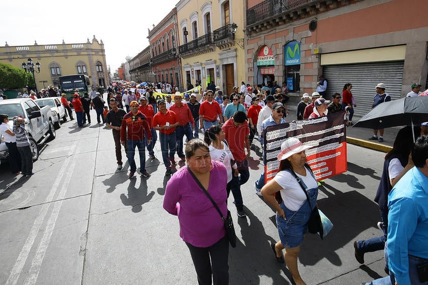 Un nutrido contingente del Magisterio Unido de Durango que se desvió en Bruno Martínez rumbo a la avenida 20 de Noviembre. Frente a la Catedral, donde hicieron su propio mitin.