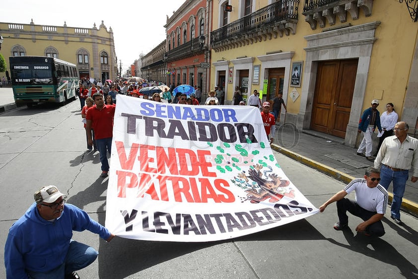 Minutos antes de que llegara el contingente del Magisterio Unido, pasó uno de la Coordinadora Nacional de Trabajadores de la Educación (CNTE), el cual dio vuelta a la cuadra del antiguo Palacio de Gobierno gritando sus consignas.