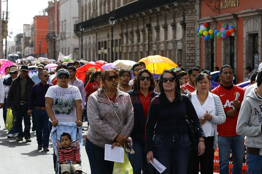 Posteriormente llegaron los médicos a la Plaza Fundadores, mientras los obreros de los distintos sindicatos afiliados a la CTM arribaron al Jardín de San Antonio de donde partieron a la plaza IV Centenario.