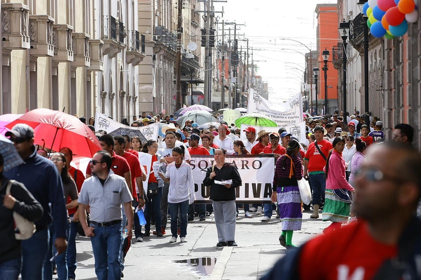 Desde las 8:00 horas se empezó a ver movimiento de trabajadores de distintos sectores en varias zonas de la ciudad. Los primeros en manifestarse fueron los miembros del STEUJED, en la plaza IV Centenario.