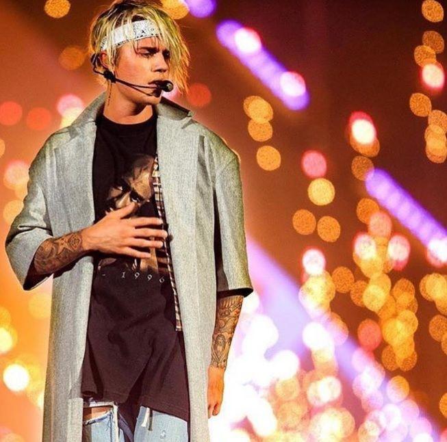 Al inicio de su gira Purpose World Tour, Justin Bieber lucía el cabello largo y rubio.