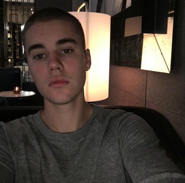 Pero Justin Bieber parece haberse cansado de cuidar su cabellera y decidió ir por un radical cambio de look, pocos días después de cumplir 22 años.