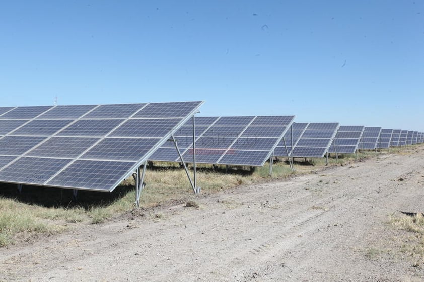 El huerto puesto en marcha, está conformado por 277 mil paneles solares, instalados en una superficie de 100 hectáreas, en el predio Las Animas, a un costado del Centro Logístico Industrial de Durango.