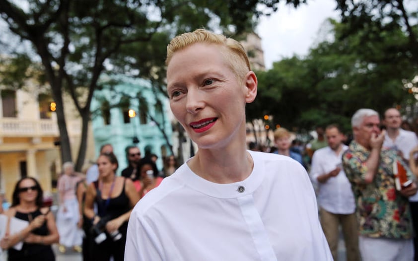 La actriz británica Tilda Swinton no quiso perderse la nueva Colección Crucero de Chanel.