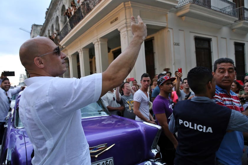 El actor Vin Diesel fue bien recibido por parte de los cubanos en el desfile de moda de Chanel.