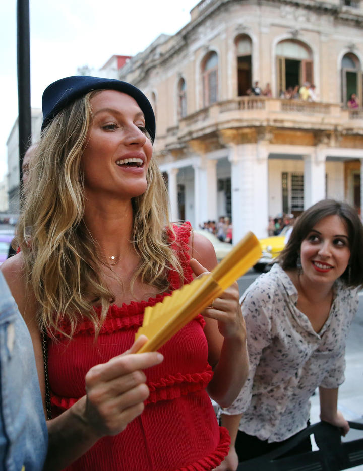 La modelo brasileña Gisele Bündchen vistió un boina francesa y un conjunto de top y falda color rojo.