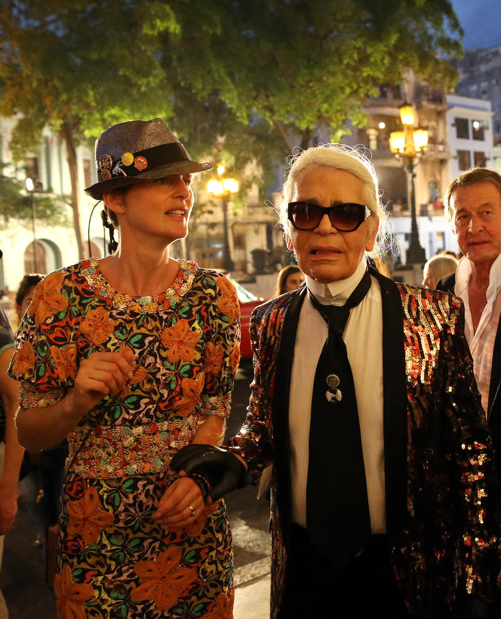 El director creativo de Chanel, Karl Lagerfeld fue uno de los atractivos de la noche en Cuba.