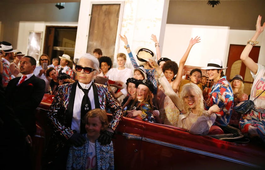 Karl Lagerfeld estuvo bien acompañado, posando a lado de varias de las modelos de Chanel.