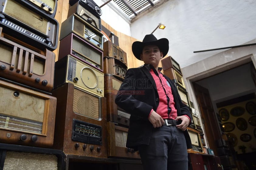 A punto de cumplir 15 años de edad, el cantante duranguense estrenará esta tarde, a las 18:00 horas, con un concierto gratuito en el Teatro Victoria su primer material discográfico titulado ‘En honor a ti’, conformado por 14 temas populares de diferentes décadas.