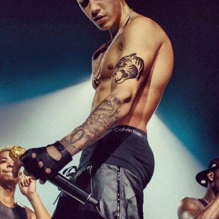 El cantante Justin Bieber mostró una vez más su afición a los tatuajes y ahora pidió una decoración en su cara.